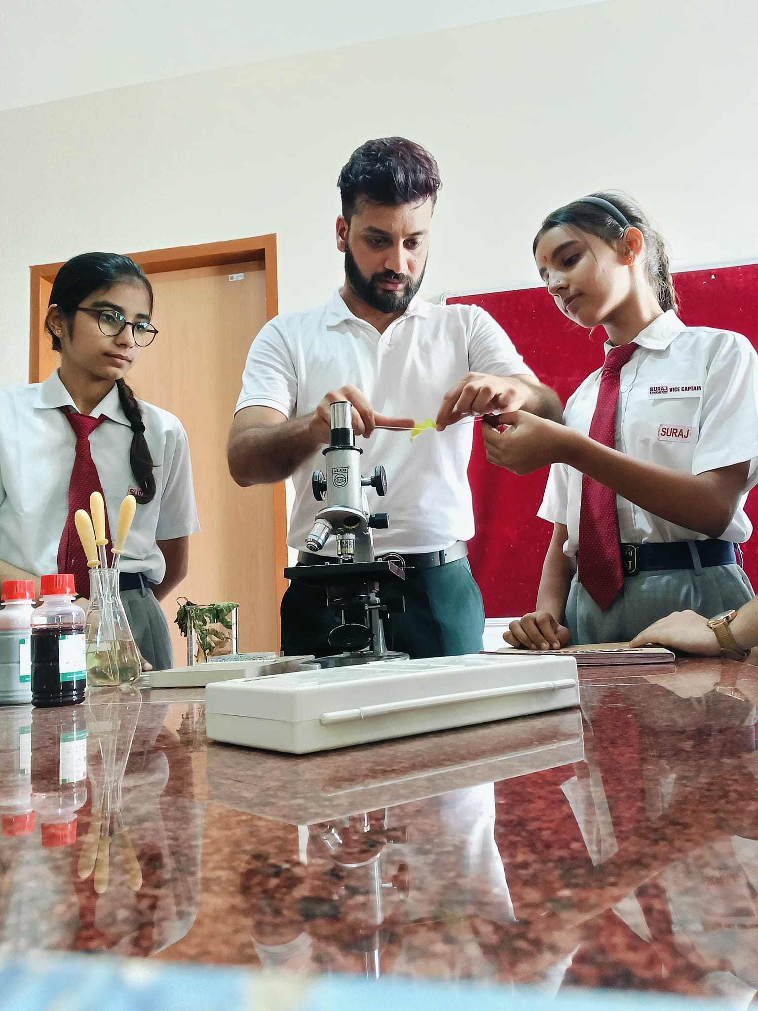 Class 9 Explores Cells and Bryophytes in the Lab